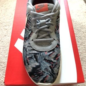Women’s size 7 Nike tanjun print
